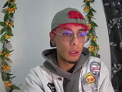 Snapshot of 2_milo_verus_4 chatting on December 1, 2025, 6:14 am 2 milo verus 4 online show from December 1, 2025, 6:14 am