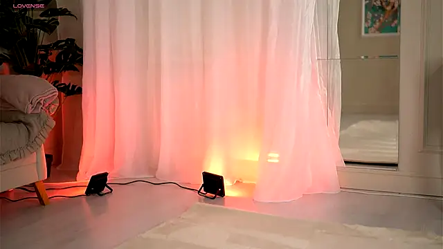 LaraCullen online show from December 19, 2025, 7:38 pm