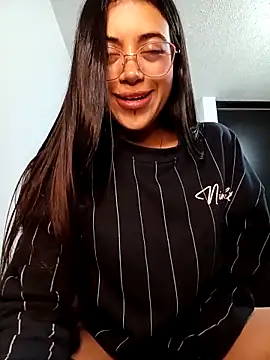 Violett  Rose online show from December 15, 2025, 2:06 am