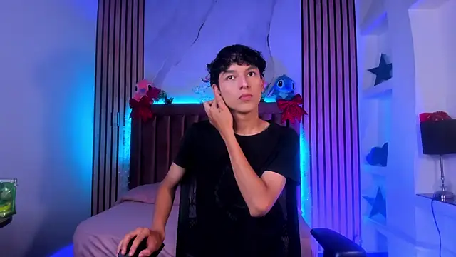 SthepanodiMonaco online show from December 17, 2025, 7:52 pm