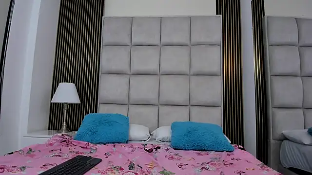 Sarah-Young1 online show from December 5, 2025, 7:45 pm