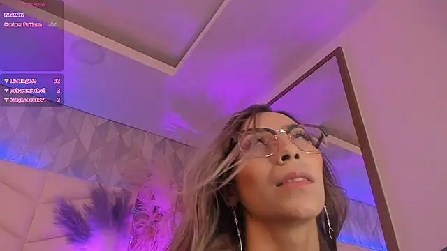 Lizzi Hotman  online show from April 16, 2026, 9:39 pm