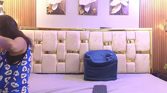  Caroline34 online show from April 8, 2026, 10:28 am