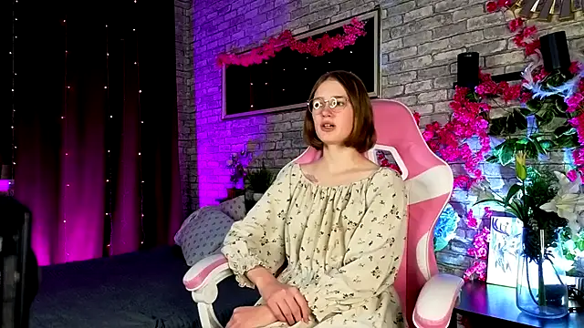 Mia Mooore online show from December 1, 2025, 2:07 pm