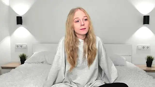 GhisllaineWestler online show from December 4, 2025, 4:33 am