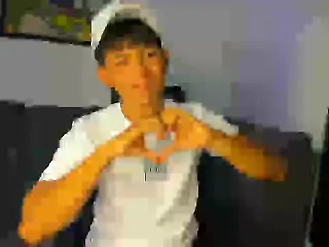 Snapshot of Mikke18 chatting on December 1, 2025, 11:27 pm Mikke18 online show from December 1, 2025, 11:27 pm