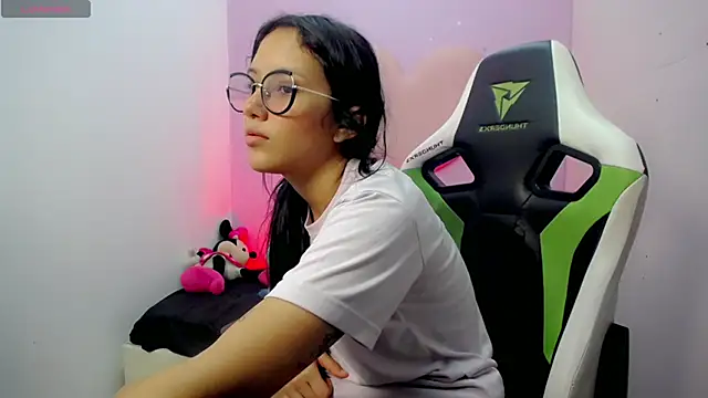 Mishell hot  online show from December 3, 2025, 8:30 pm