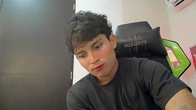 Snapshot of Green_XoX chatting on December 1, 2025, 9:04 pm Green XoX online show from December 1, 2025, 9:04 pm