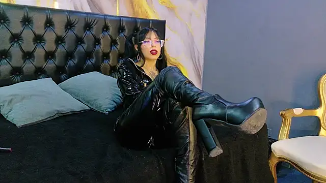 MilaDeRoux online show from April 1, 2026, 2:46 am