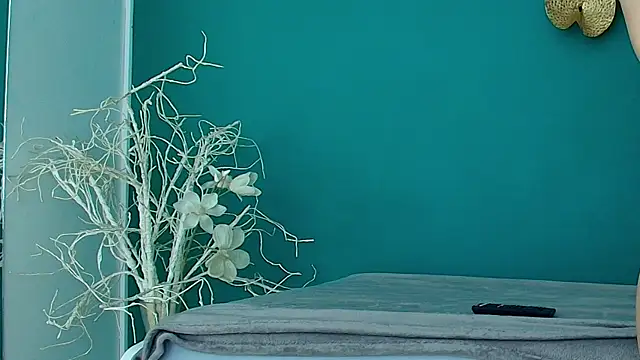 RoxanneJoy online show from April 1, 2026, 4:36 am