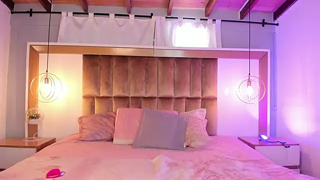 BrianaJhons19 online show from April 18, 2026, 8:20 pm