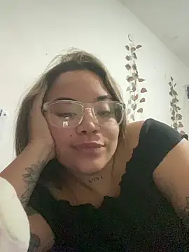 Snapshot of Lindalatina2001 chatting on April 14, 2026, 2:27 am Lindalatina2001 online show from April 14, 2026, 2:27 am