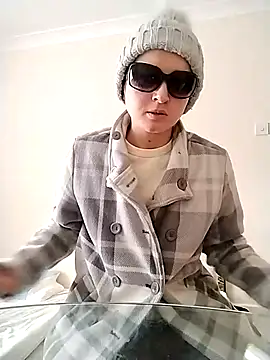 Amy01112 online show from April 20, 2026, 2:18 pm