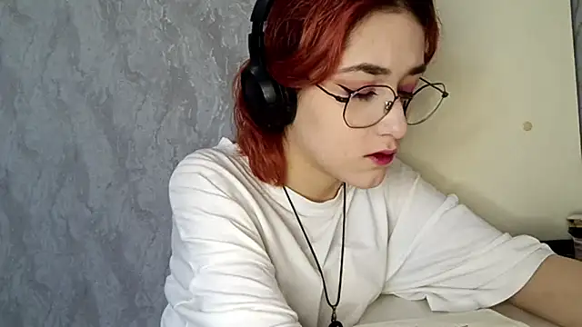 Snapshot of LinaWatter chatting on December 3, 2025, 11:42 am LinaWatter online show from December 3, 2025, 11:42 am