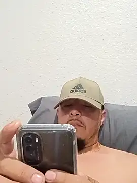 Snapshot of Lalin2323 chatting on March 1, 2026, 10:32 pm Lalin2323 online show from March 1, 2026, 10:32 pm