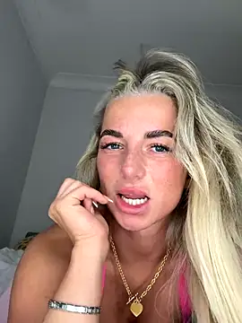 Snapshot of SexyCee_x chatting on December 1, 2025, 9:15 pm SexyCee x online show from December 1, 2025, 9:15 pm