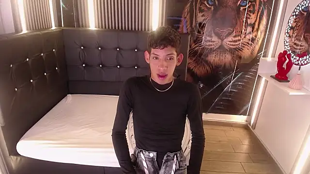 AleJines   online show from December 2, 2025, 11:45 am