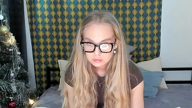 Snapshot of Wh1teAngelx chatting on December 3, 2025, 6:47 am Wh1teAngelx online show from December 3, 2025, 6:47 am