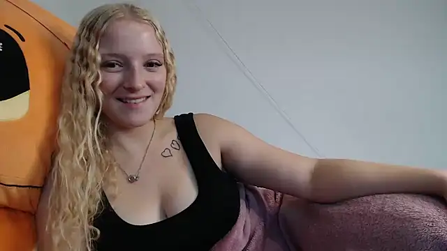 Snapshot of Sophie_cute06 chatting on December 3, 2025, 8:03 am Sophie cute06 online show from December 3, 2025, 8:03 am