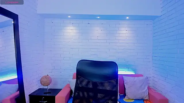 TiffanyHoustton online show from February 25, 2026, 12:05 pm