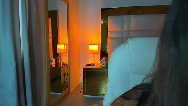 Zoei Moon online show from April 17, 2026, 6:00 pm