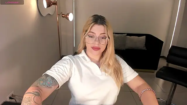 Snapshot of MadisonKane chatting on November 30, 2025, 11:55 am MadisonKane online show from November 30, 2025, 11:55 am