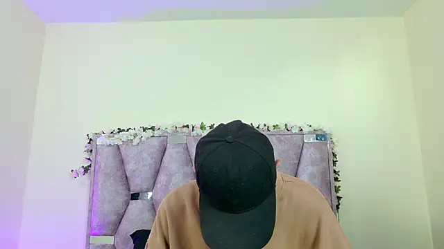 Snapshot of iris_and_damian chatting on February 18, 2026, 5:20 pm iris and damian online show from February 18, 2026, 5:20 pm