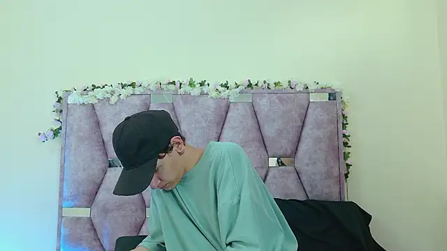 Snapshot of iris_and_damian chatting on February 13, 2026, 5:24 pm iris and damian online show from February 13, 2026, 5:24 pm