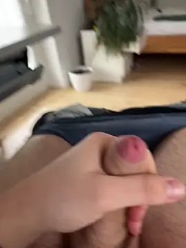 hannes256102 online show from April 13, 2026, 4:33 pm