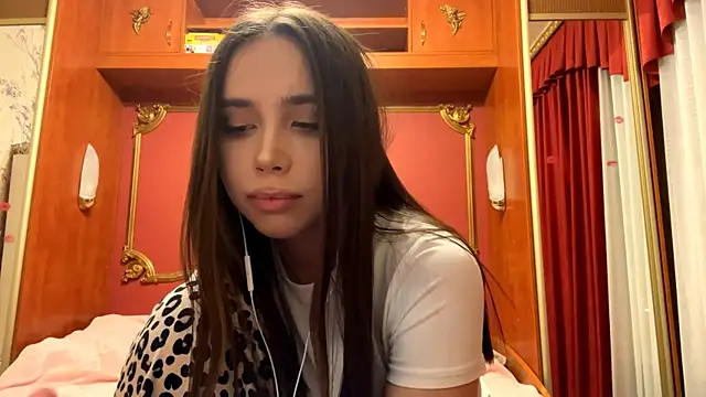 Snapshot of LauraMystiq chatting on January 12, 2026, 2:24 pm LauraMystiq online show from January 12, 2026, 2:24 pm