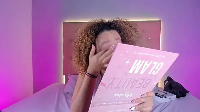 EmmaLawrence  online show from February 13, 2026, 9:09 am