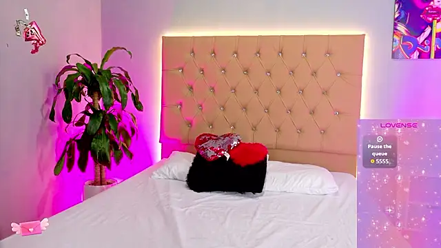 EmmaLawrence  online show from March 12, 2026, 8:51 am