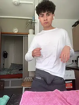 hungspanishtwink online show from April 18, 2026, 2:41 pm