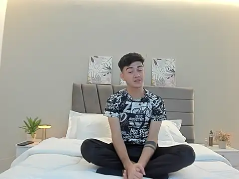 Feiccer Thomson1 online show from December 5, 2025, 7:45 pm