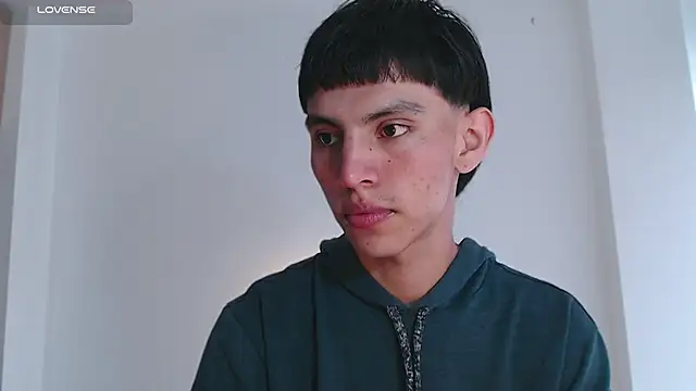 Snapshot of andrew_courtzz chatting on December 19, 2025, 7:27 pm andrew courtzz online show from December 19, 2025, 7:27 pm