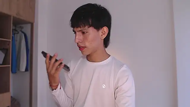 Snapshot of andrew_courtzz chatting on February 18, 2026, 8:27 pm andrew courtzz online show from February 18, 2026, 8:27 pm