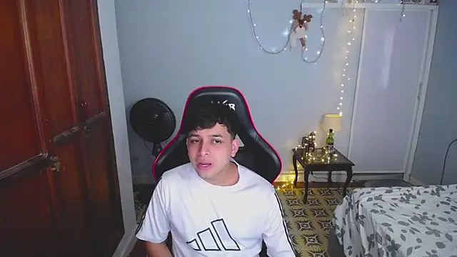 Snapshot of paul_crewe chatting on December 4, 2025, 7:35 pm paul crewe online show from December 4, 2025, 7:35 pm