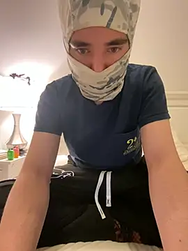 phantom898983 online show from April 18, 2026, 7:22 am