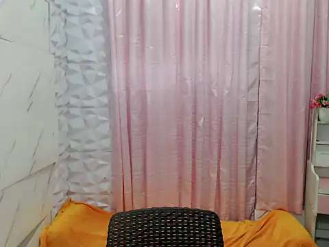 Ur hottestdella online show from December 18, 2025, 6:12 pm