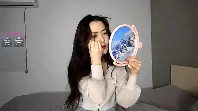 Snapshot of OleneBouras chatting on December 14, 2025, 9:26 am OleneBouras online show from December 14, 2025, 9:26 am