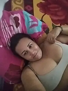 Nini Love  online show from May 18, 2026, 4:01 am