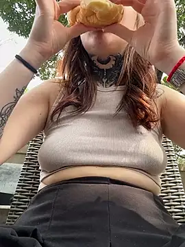 Snapshot of FionaMurr chatting on February 12, 2026, 4:23 am FionaMurr online show from February 12, 2026, 4:23 am