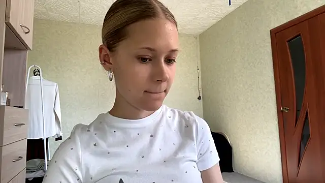 ZaidaSchwarten online show from March 14, 2026, 1:06 pm