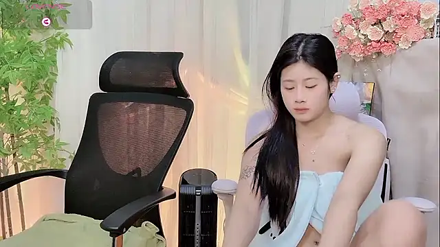 Yvonne-07 online show from January 11, 2026, 1:18 pm