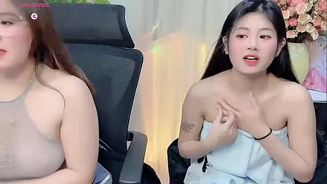 Snapshot of Yvonne-07 chatting on December 14, 2025, 1:49 pm Yvonne-07 online show from December 14, 2025, 1:49 pm