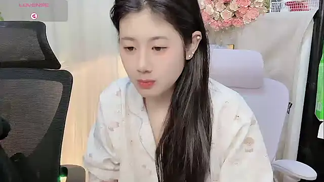 Yvonne-07 online show from January 13, 2026, 9:08 pm