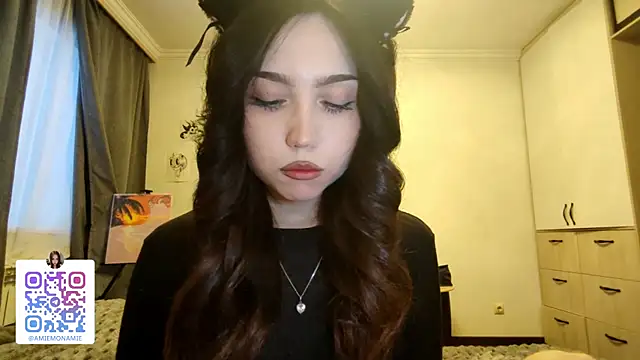 Qwami Amie online show from December 23, 2025, 5:40 am