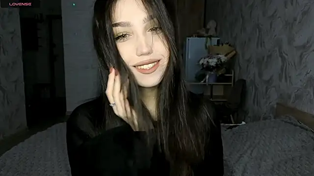 Qwami Amie online show from May 21, 2026, 4:43 am