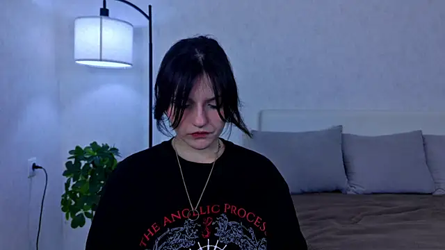 NyraVesperis online show from May 17, 2026, 5:40 am