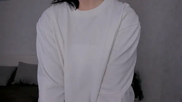 NyraVesperis online show from April 9, 2026, 6:19 am